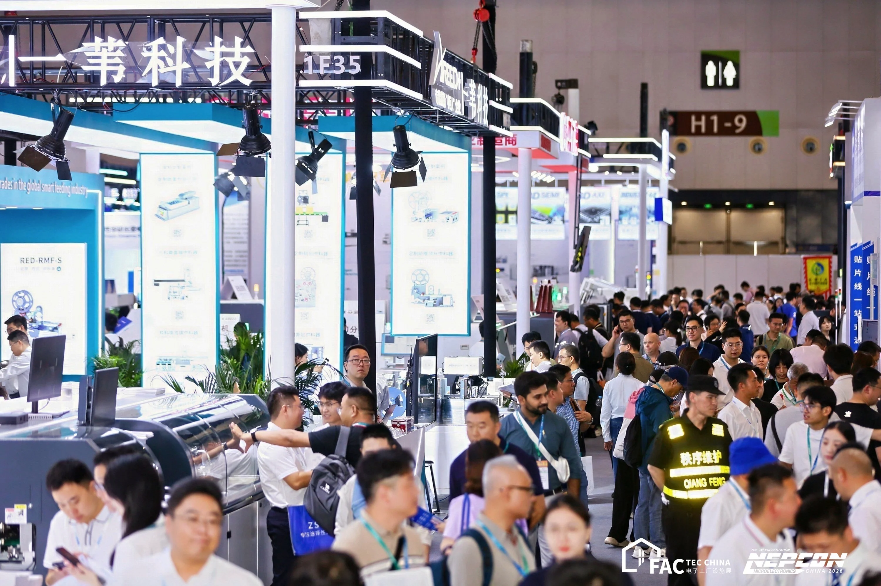 Khách thăm quan tại gian hàng AREED NEPCON 2026