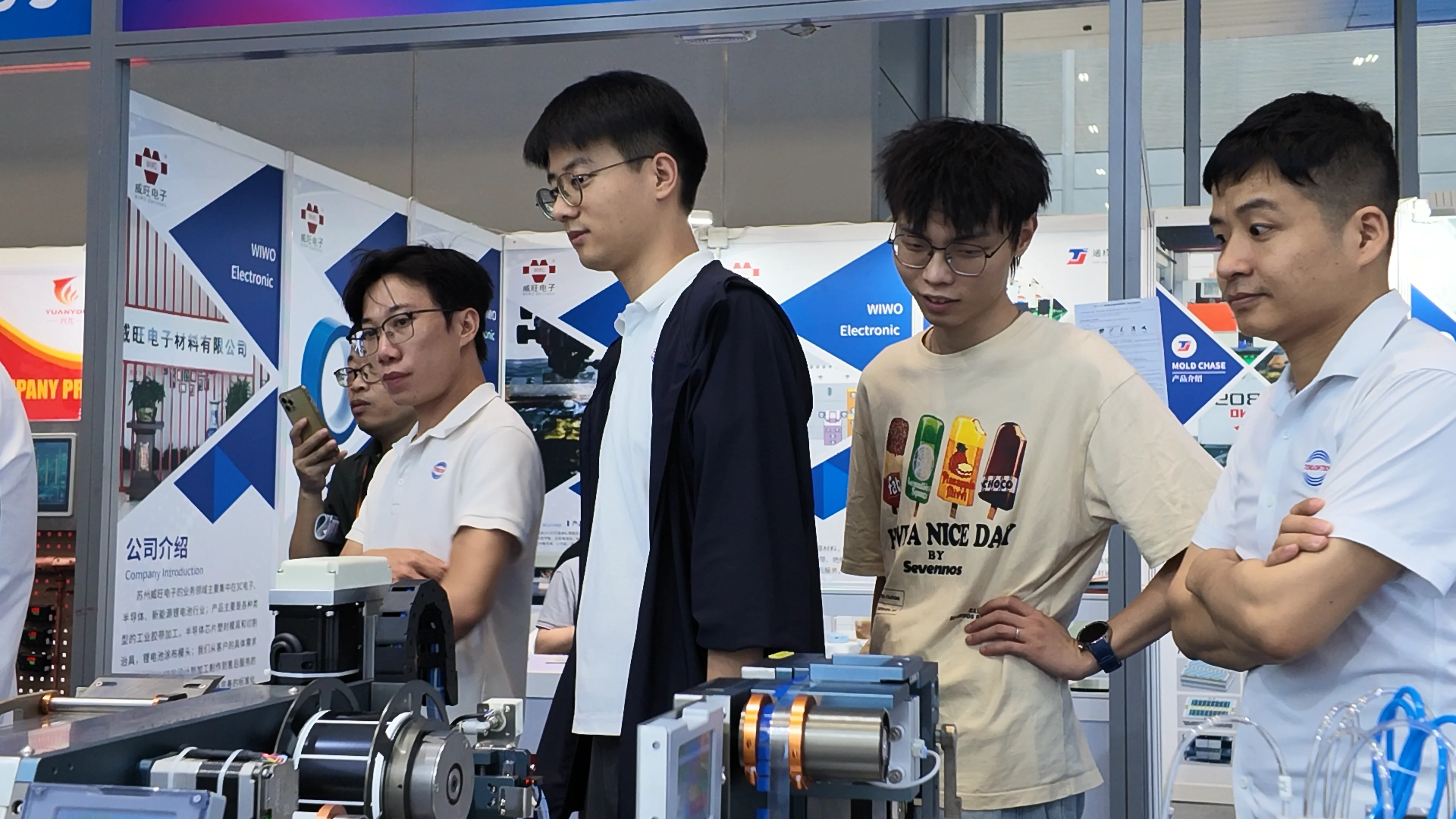 Ảnh nhóm đội ngũ AREED tại gian hàng IICIE 2026
